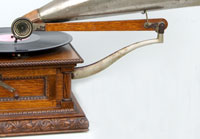 Der h&ouml;lzerne Schwenkstab f&uuml;r den Trichter / The swivel tone-arm leeds the big horn