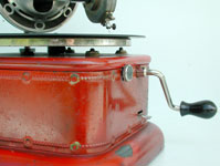 Das Spielzeug-Grammophon der 1920er Jahre in rotem Blech / The red tin toy gramophone from the late twentees