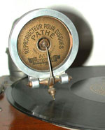 Die originale Path&eacute;-Schalldose t&ouml;nt laut und stark /  The original sound-box by Path&eacute; sounds loud and clear