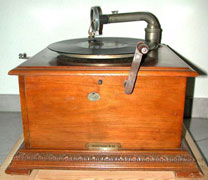 Das Path&eacute;phone b&uuml;rgt f&uuml;r Fortschritt: Postkutsche oder Automobil? / Advertising compares the Path&eacute;phon with postcoaches and autos