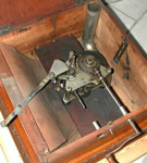 Die dreieckige Metall-Platte ist typisch f&uuml;r den Path&eacute;-Motor / The triangular metal-plate is typical for motors by Path&eacute;