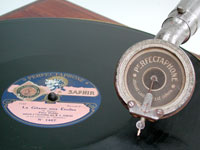 Mit einer seltenen Perfectaphone-Schallplatte / Plays this rare record by Perfectaphone