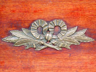 Das Geh&auml;use ist mit Messingbeschl&auml;gen verziert / The cabinet is enricht by metal art works