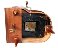 Die Ansicht von unten mit Motor und Schallverst&auml;rker / The view from the bottom with the motor and internal horn