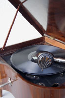 Auf der Schalldose steht "Swiss Made" /  The soundbox is stamped "Swiss Made"