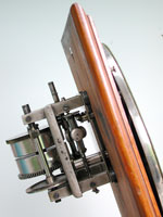 Der Motor befindet sich direkt unter dem Plattenteller / The motor under the turne-table