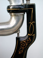 Der Drehpunkt f&uuml;hrt den Tonarm / The center point leeds the tone-arm