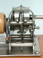 Einen aufrecht stehenden Fliehkraftregler findet ist selten bei Phonographen / The upright governor is not usual for phonographs