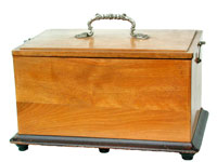 Charachteristisch f&uuml;r die Automatenwerke-Phonographen ist der dritte Holzfuss / The third feet is charachteristic for phonographs by Automatenwerke Zurich