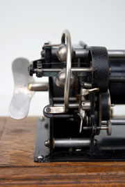 Der Antrieb des Phonographen auf kleinstem Raum /  The drive of the phonograph in a small space