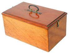 Den Deckel umdrehen und der Phonograph ist handlich versorgt / Turn the lid and the phonograph is handy removed