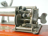 Das offene Motorgeh&auml;use ist typisch f&uuml;r den "Eagle" von Columbia / The open motor-case is typical for the Graphophone "Eagle"