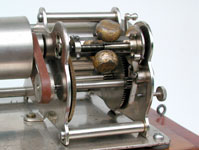 Die Fliehkraftregler bewirken eine gleichm&auml;ssige Geschwindigkeit / The governor adjustes the speed