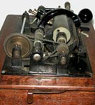 Die Kraft&uuml;bertragung geschieht &uuml;ber eine Kette / Hand driven chain mechanism