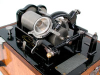 Mit einer Schraube wird die Position der Schalldose justiert  / The long arm and the knurled screw on the carriage are used to align the stylus