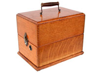 Wegen seiner eckigen Bauweise wurde der Phonograph "Square Top" genannt / The first model of standard phonographs was nicknamed "Square Top"