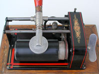 Das Geh&auml;use ist reich verziert  / The metallic case is rich decorated