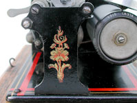 Das Metallgeh&auml;use ist rundherum von Hand stilvoll bemalt / There are handpaintings around the metal case