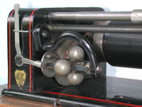 EWC Markenzeichen, Fliehkraftregler und Sindelf&uuml;hrung / EWC trade-mark, governor and spindle screw for the sound-box