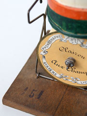 Der Phonograph tr&auml;gt die tiefe Seriennummer 151 / The phonograph has the early serial number 151 