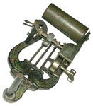 Der Sockel hat die Form einer Lyra / The cast-iron plate has lyre-shaped