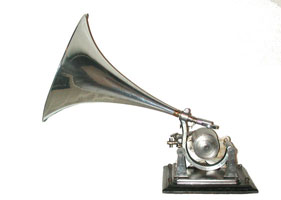 Der Ph&eacute;nix soll &uuml;ber eine Distanz von 500 Metern klingen / It was said, this phonograph sounds over 500m distance