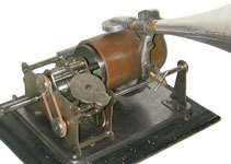 Der Phonograph ist auf ein simples Holzbrett geschraubt / The phonograph is screwd on a simple wooden board 