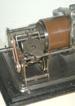 Typisch f&uuml;r den Ph&eacute;nix ist der runde Geschwindigkeitsregler / The round speed regulator is typical for this phonograph