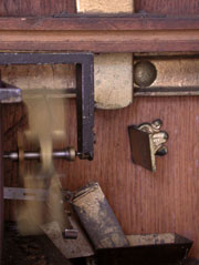 Der schnell drehende Fliehkraftregler reguliert die Geschwindigkeit / The governour regulates the speed