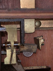 Die M&uuml;nze wird eingeworfen und l&ouml;st die Mechanik aus / The coin falls and starts the mechanism