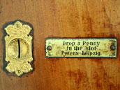 Der M&uuml;nzen-Einwurf ist f&uuml;r ein Englisches Publikum vorgesehen / "Drop a Penny in", this music box was produced for victorian England
