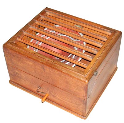 Mit den Jalousien l&auml;sst sich die Lautst&auml;rke regulieren / The sound can be regulated by adjustable lamellas