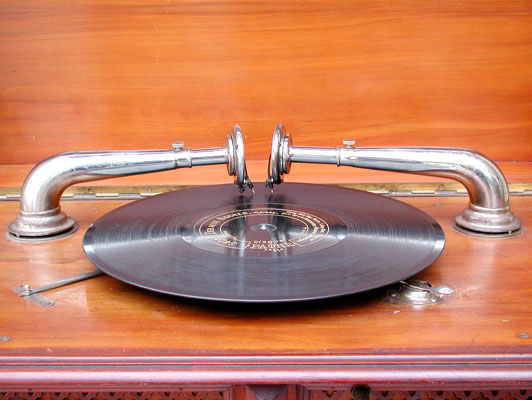 Das richtige Aufsetzen der beiden Schalldosen ist kein Kinderspiel / It is not easy to start the record withe both sound-boxes on right place