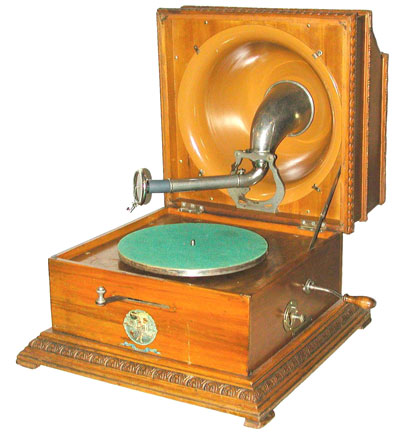 Der Ton fliesst direkt in den glockenf&ouml;rmigen Trichter im Holz-Deckel / The sound is reflected by the metallic bell in the wooden lid