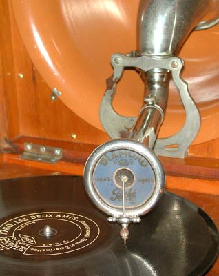 Tonarm und Schalldose mit Saphir f&uuml;r Tiefenschrift-Platten  / Tonarm und Schalldose mit Saphir f&uuml;r Tiefenschrift-Platten  / Tone-arm and sound-box with saphir for vertical cur records