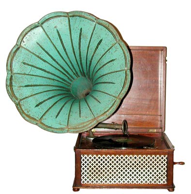 Der Trichter hat einen Durchmesser von 48 cm / The diameter of the external horn measures 19"