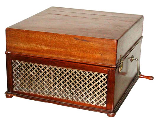 Das Holzgeh&auml;use mit dem silbernen Metallgitter / The wooden case and the silver grid