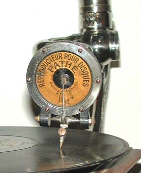 Die originale Path&eacute;-Schalldose mit Saphir / The original sound-box by Path&eacute; with saphir