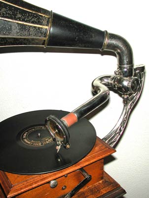 Der typische "Bras acoustique" /  The "Bras acoustique" is typical for Path&eacute;'s first gramophones