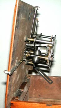 Der einfache Federmotor war schwach / The simple motor by Path&eacute; Fr&egrave;res