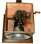 Der Motor wurde auf einem Brett &uuml;ber dem Trichter angebracht / The motor is placed over the inside horn