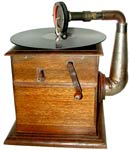 Der Verlauf des Tonarmes f&uuml;hrt direkt in den Trichter im Geh&auml;use / The tone-arm leads the sound directly in the inside horn