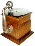 Die panzerhafte Bauweise h&auml;lt einiges an jugendlichem &Uuml;bermut aus / The robust case protect the gramophone against juvenile wantonnesse