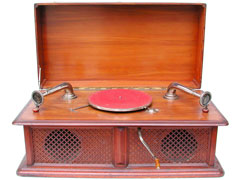 Zwei Klangsysteme sorgen f&uuml;r ein imposantes Erscheinungsbild / The imposing appearance with two sound-systems