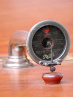 Der Saphir ist bei der rechten Schalldose nach innen gebogen  / The saphir on the right side is bended reverse