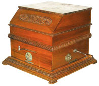 Das Geh&auml;use ist aus massivem Holz gebaut und reich verziert / The massiv wooden cabinet its plenty decoraten