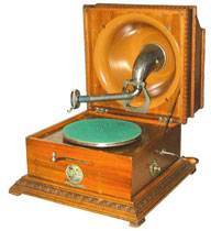 Der Ton fliesst direkt in den glockenf&ouml;rmigen Trichter im Holz-Deckel / The sound is reflected by the metallic bell in the wooden lid