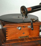Das Grammophon spielt Platten mit Tiefenschrift / The early Path&eacute; gramophones plays vertical cut records