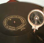 Die Duplex Schalldose mit Einstellung f&uuml;r Tiefenschrift / The Duplex sound-box with saphir for vertical records