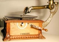 Das Path&eacute; Mod&egrave;le D in voller Aktion / The gramophone in full action